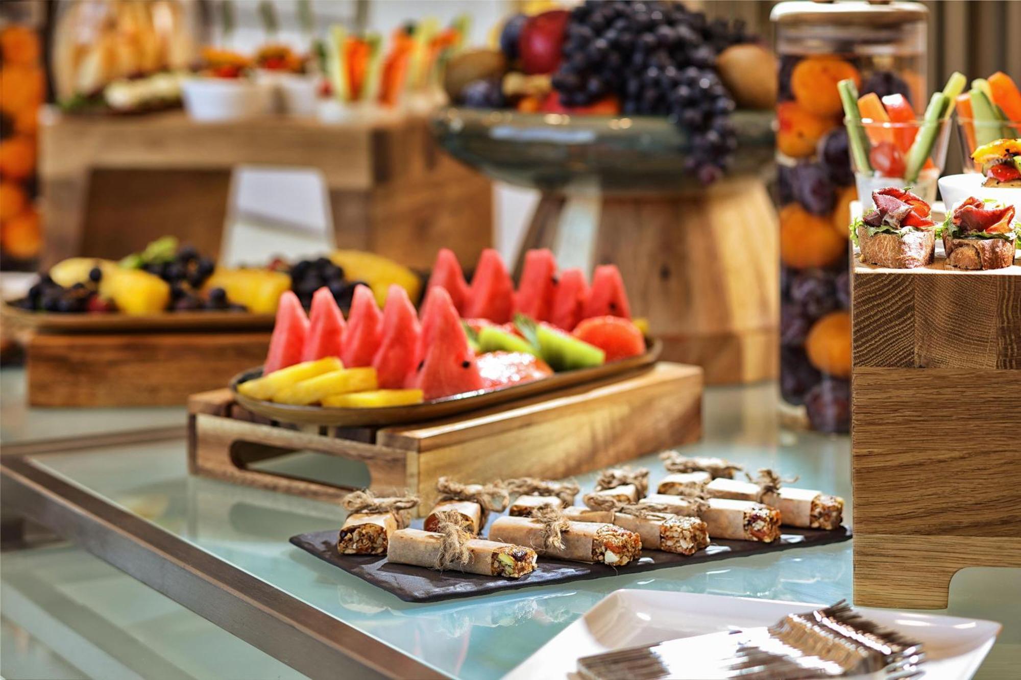 Sheraton Astana Hotel Extérieur photo A buffet at a hotel